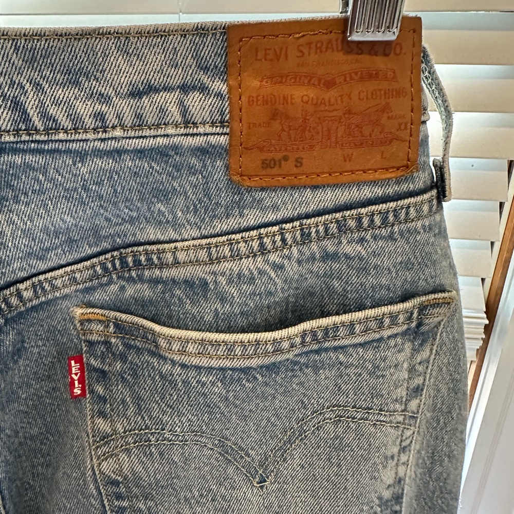 Levi’s light wash 501s